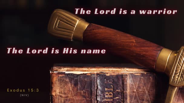 Miecz Biblia Wersetem Księga Wyjścia Która Rozbrzmiewa Hymnem Boga Jako — Wideo stockowe