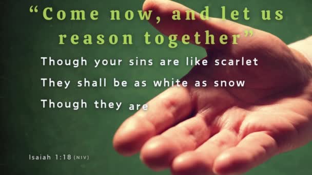 Hand Sträcker Sig Och Bibeln Vers Från Jesaja Som Målar — Stockvideo