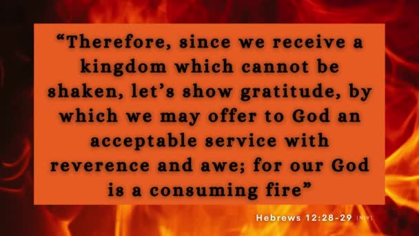 ヘブライ語12 29からの聖書の詩との激しい背景は 揺るぎない王国を明らかにし 崇拝する呼びかけと畏敬の念を抱き 生ける神の消える火を受け入れます — ストック動画