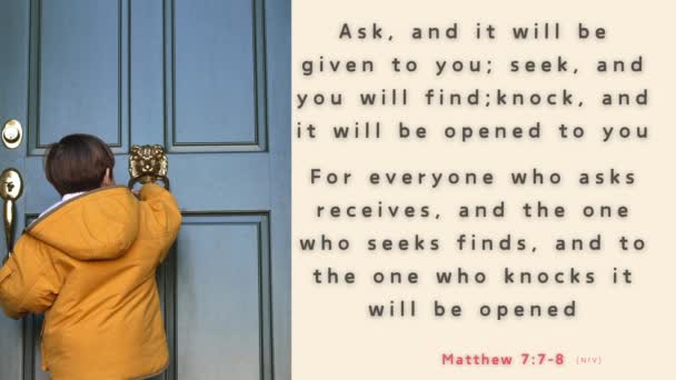 Ein Junge Der Eine Tür Klopft Und Der Bibelvers Matthäus — Stockvideo