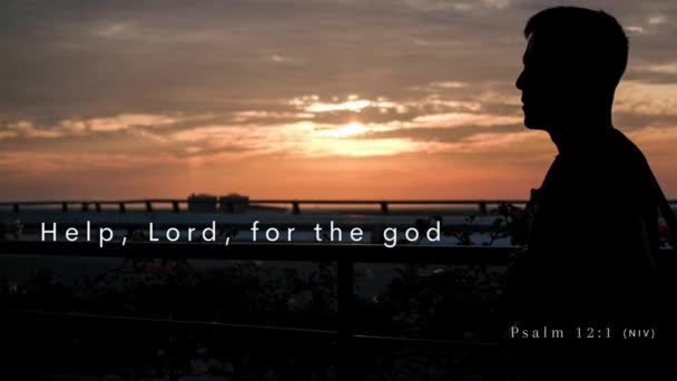 Man Som Tittar Solnedgången Vid Horisonten Och Bibelversen Psalm Som — Stockvideo