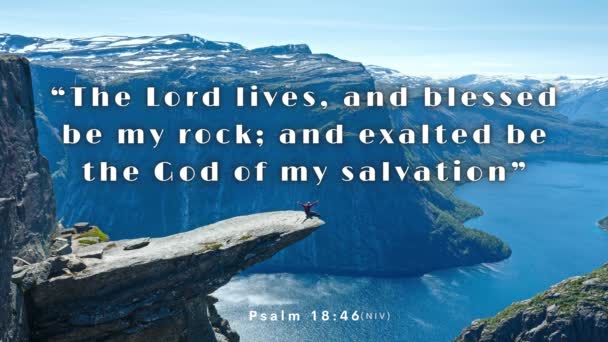 有一个人坐在磐石边上 俯瞰挪威的和弦和圣经诗篇 诗篇18 46耶和华是活的 愿我的磐石称颂 愿拯救我的神被高举 — 图库视频影像