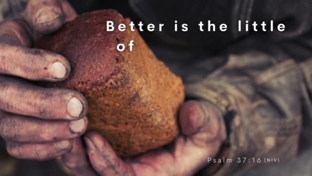 Чоловік Брудними Руками Чіпляється Маленького Буханця Хліба Біблії Вірш Краще — стокове відео
