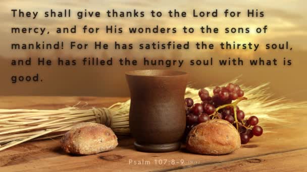 一个杯子 一个葡萄 一个麦穗 还有圣经经文 诗篇107 让他们感谢主的慈爱 感谢神的慈爱和慈爱 — 图库视频影像