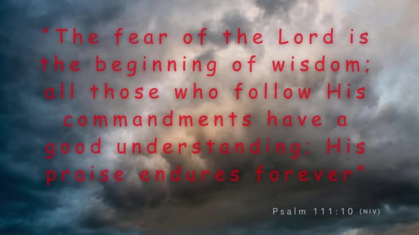 诗篇111章10节是暴风雨般的背景 歌颂智慧的开端 是对上帝的敬畏 揭示了理解因敬畏全能者而盛开的道路 — 图库视频影像