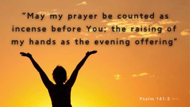 Женщина Распростертыми Руками Молящаяся Поклоняющаяся Богу Библейский Стих Псалом 141 — стоковое видео