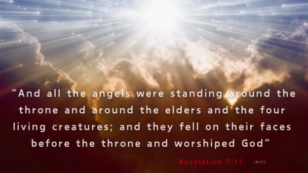 Solstrålar Den Strålande Himlen Och Versen Från Uppenbarelseboken Som Avtäcker — Stockvideo