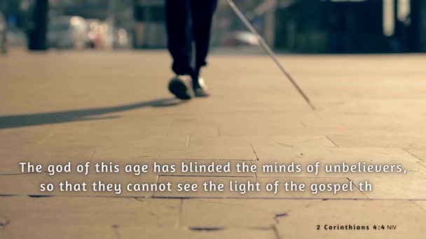 盲人用一根长长的白色手杖走着 第2章哥林多前书第4节 提醒我们福音如灿烂的光 驱散黑暗 揭示基督的荣耀 即看不见的神的形像 — 图库视频影像