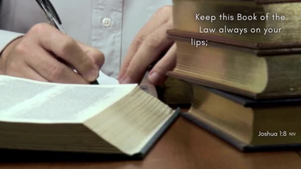 Uma Bíblia Sendo Estudada Páginas Viradas Com Versículo Bíblico Josué — Vídeo de Stock