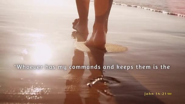 Chodit Bos Pláži Biblickým Veršem Jan Kdo Moje Přikázání Drží — Stock video