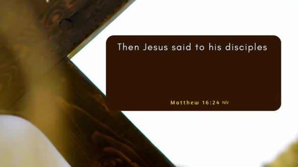 基督背十字架和圣经马太福音第16章24节 包含了基督的管教呼吁 敦促他否定自我 背十字架 跟随主人的脚步 — 图库视频影像
