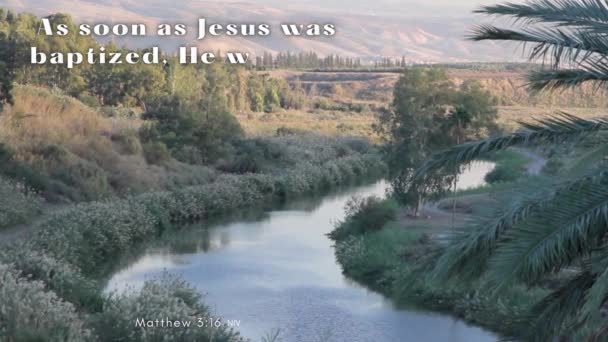 背景中的约旦河和 诗篇马太福音3 16展开如神的就职典礼 天开如初 圣灵降临 父的声音宣告耶稣为他心爱的儿子 — 图库视频影像