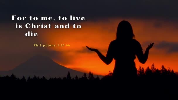 Женщина Поднимающая Руки Хвале Молитве Богу Библейским Стихом Филиппийцам Жить — стоковое видео