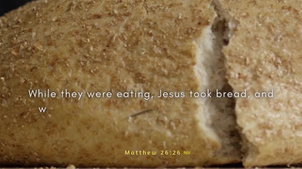 ゆっくりと分割されているパンと 最後の晩餐の輝かしい瞬間を捉える聖書マタイ26 26イエスがパンを取るように それを祝福し それを共有し 共同体の本質を明らかにする — ストック動画