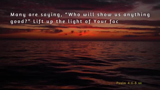 Солнце Садится Над Океаном Глубокими Красными Оттенками Библейский Стих Псалом — стоковое видео