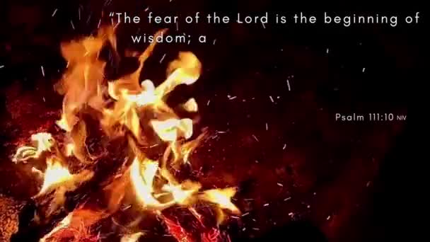 Eld Som Brinner Med Bibelversen Psalm 111 Som Hyllar Vishetens — Stockvideo