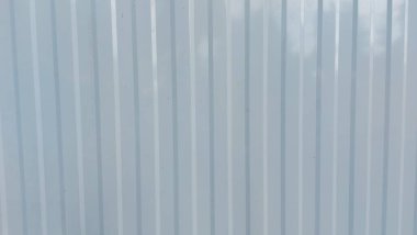 Beyaz arka planda gri metal çit