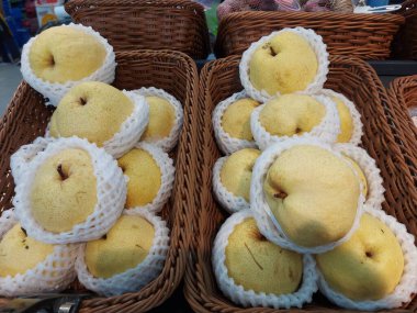 Taze, sarı elmalar sepette