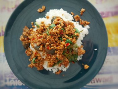 Fesleğen ve fesleğenle domuz kızartması.