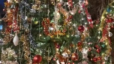 Güzel ışıklarla süslenmiş Noel ağacı