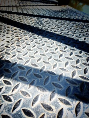 Mavi kumaşın kat kat şeritleri vardır. Kumaş kaygan..