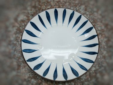 seramik tabak ahşap masada.