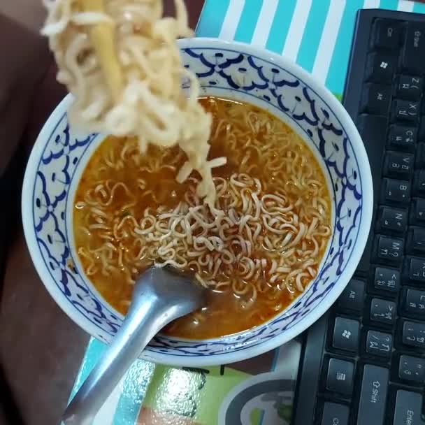 Zupa Makaronem Azjatyckim Pałeczkami — Wideo stockowe