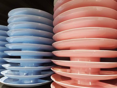 Plastik tabak yığınının yakın plan fotoğrafı.