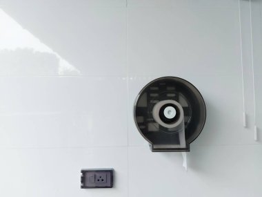 Beyaz bir duvarda modern elektrik prizi