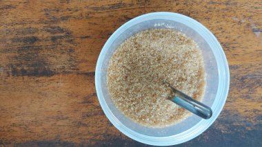 Bir kase esmer şeker.