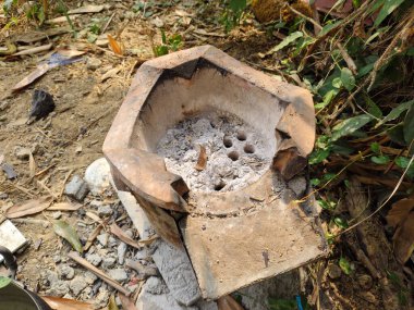 Bahçedeki eski paslı metal boru.