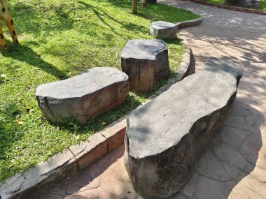 Taş ve çimenli taş duvar