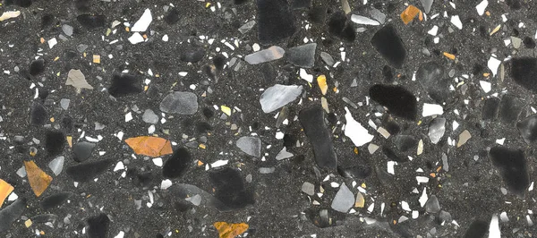 Koyu terrazzo döşemesi pürüzsüz, mozaik zeminin doğal taşlarla, granitle, mermerle, kuvarsla gerçekçi bir görüntüsü var.
