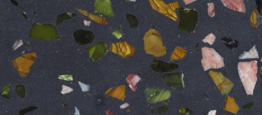 Terrazzo mermer döşemeli taş duvar dokusu soyut beyaz gri arkaplan. Beton yüzeyde renkli terrazzo döşeme, mimari iç tasarım deseni, duvar kağıdı ev dekorasyonu.