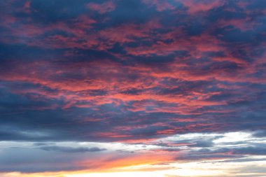 Amerika 'nın güneybatısında pembe bulutlarla dramatik bir gün batımı.