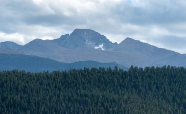 Long Peak Kuzey Colorado 'daki Rocky Dağı Ulusal Parkı' nın ormanlarının üzerinde yükseliyor..