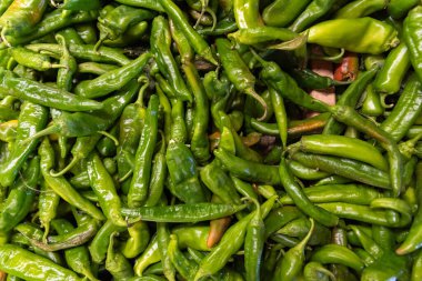 Taze yeşil biber, baharatlı yemek, güneybatı, sonbahar, kış, organik ürün, yeşil ve kırmızı.