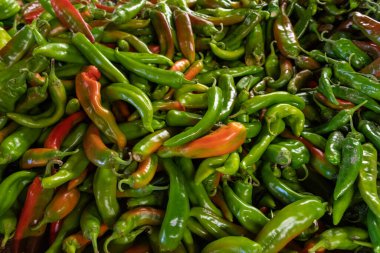 Taze yeşil biber, baharatlı yemek, güneybatı, sonbahar, organik ürün, yeşil ve kırmızı.