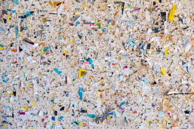 Eski el ilanları ve reklamların rengarenk kırıntılarıyla kaplı eski bir topluluk ilanı tahtası. Arkaplan ve dokular için bir mesaj panosunun soyut ayrıntıları.