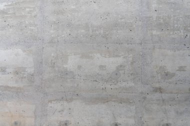 Yıpranmış ve çatlamış gri renkli beton duvar dokusu leke izi olan pürüzsüz bir yüzey.
