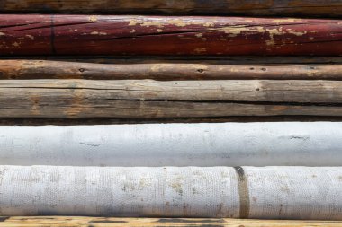 Yıpranmış ahşap kirişler farklı dokular ve renkler yatay yönelimde üst üste dizilmiş.