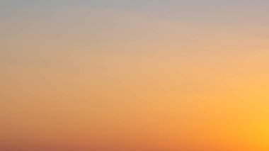 Güneş ufuktan battıktan hemen sonra gökyüzünün manzarası. Renk değişimi ufuk çizgisindeki yanmış bir portakaldan resmin üstündeki maviye kayar..