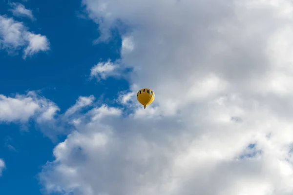 Żółty Balon Gorącego Powietrza Unosi Się Powietrzu Białymi Chmurami Błękitnym — Zdjęcie stockowe