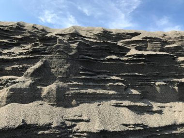 Büyük bir deniz dalgası ile güzel bir kum görüntüsü.