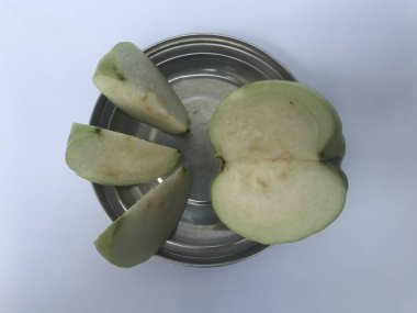 Beyaz arkaplanda taze elma dilimleri