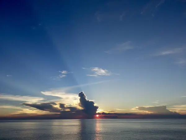 Denizin üzerinde güzel bir gün batımı