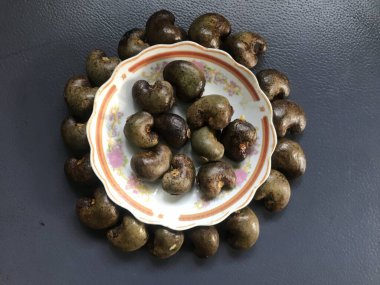 Bir kase taze, olgun kestane.