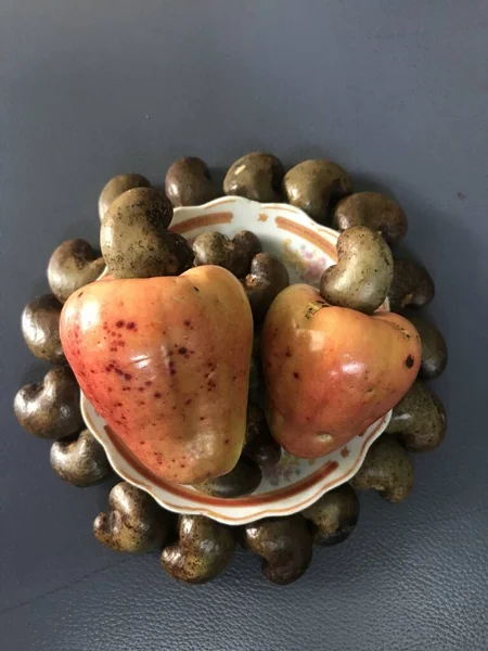 Tahta bir masada taze olgun elmalar