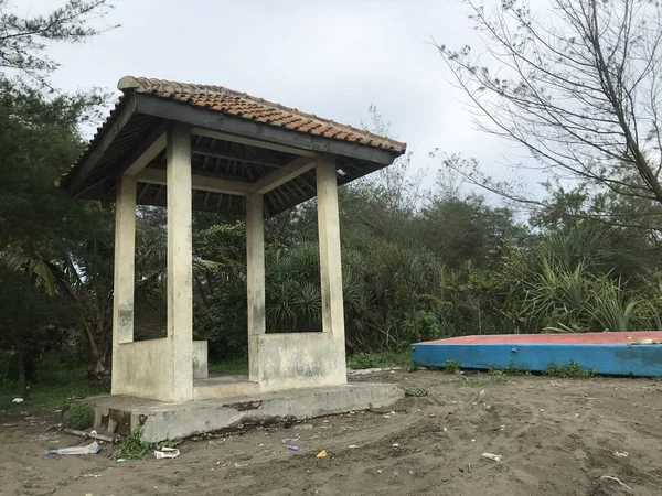 Köydeki eski ahşap ev.