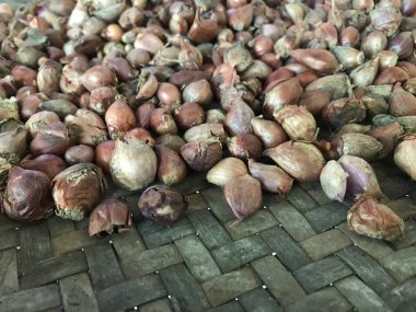 bir pazarda taze soğan